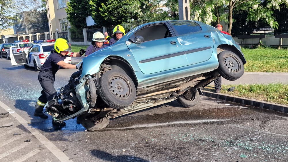 Amikor a betonoszlop is elfekszik, durván egymásba rohant két autó Kőbányán