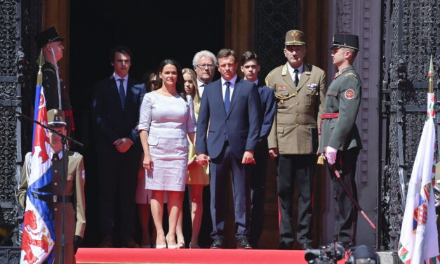 Beiktatták a köztársasági elnököt: Novák Katalin kedvenc dalát énekelte Rúzsa Magdi a Kossuth téren – videó