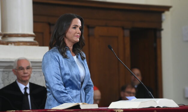 Novák Katalin teljesen kiborult, amikor egy budai kávézó előtt kérdezni szerette volna az újságíró: szerinte a magyar média inkorrektül viselkedik vele