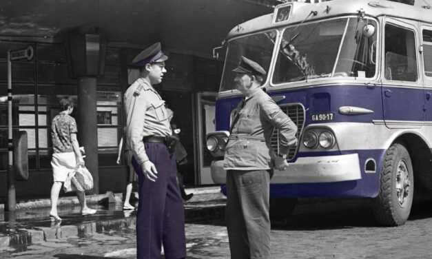 Tragédia a buszmegállóban: Az emberek szeme láttára szúrta halálra volt feleségét Mihály, aztán magával is végzett