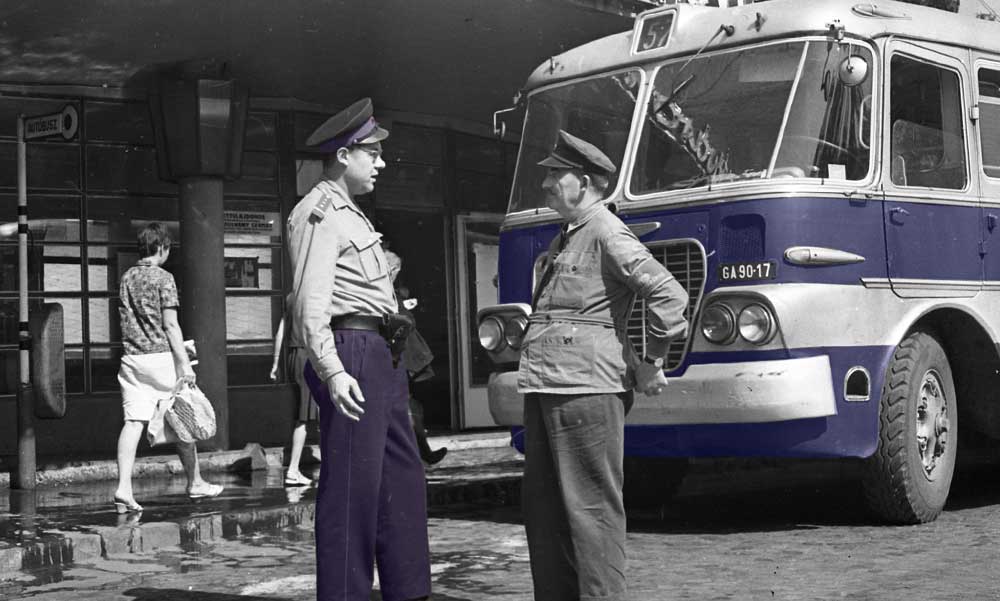 Tragédia a buszmegállóban: Az emberek szeme láttára szúrta halálra volt feleségét Mihály, aztán magával is végzett
