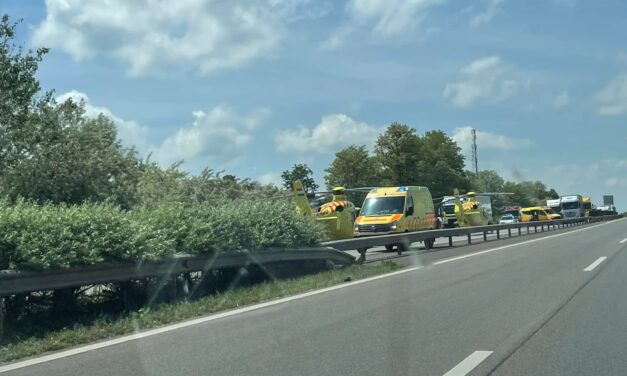 Felborult egy kisbusz az M1-esen, a helyszínre 3 mentőhelikopter érkezett