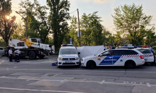 Halálra gázolta a munkagép az idős nőt Zuglóban – fotók a helyszínről