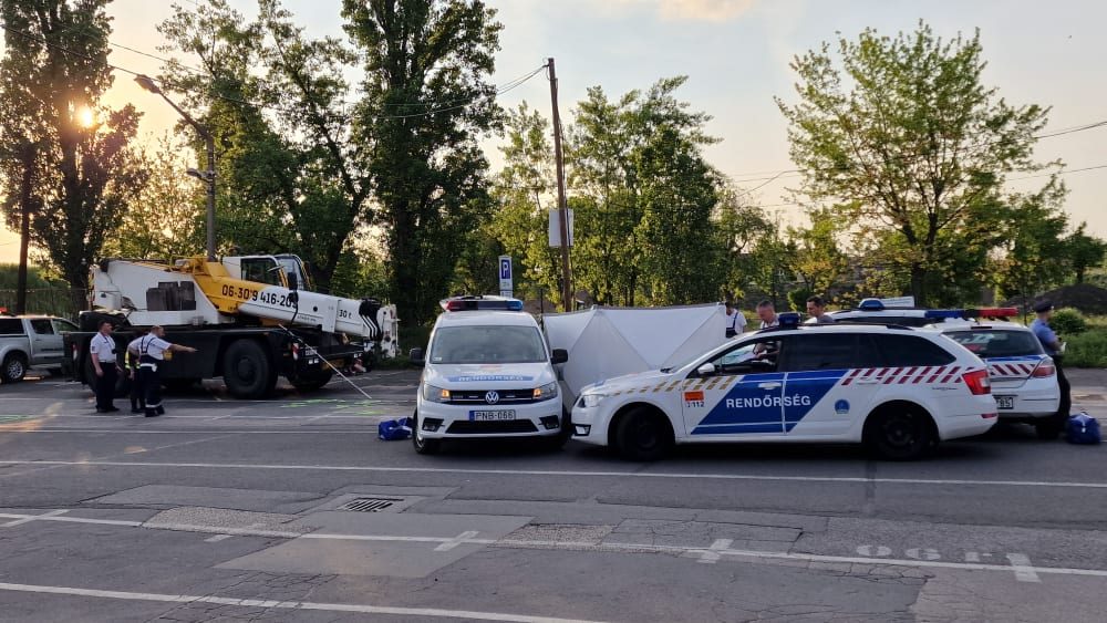 Halálra gázolta a munkagép az idős nőt Zuglóban – fotók a helyszínről