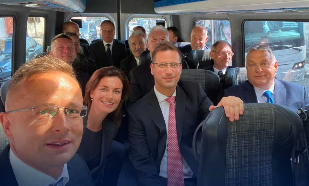 „Belevaló kormány kell” – közös szelfizéssel és meglepetésvendéggel alakult meg az ötödik Orbán-kormány