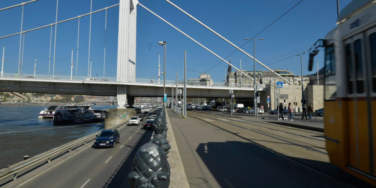 Dráma az Erzsébet hídon: lezuhant és a betonba csapódott egy férfi