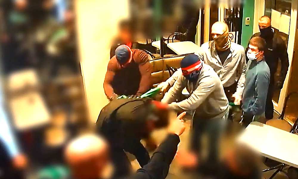 Ezt a verekedő bandát keresi a rendőrség, egy budapesti presszóban tomboltak, közben egy pofátlan tolvaj letépte egy asszony nyakláncát fényes nappal az utcán – Videó