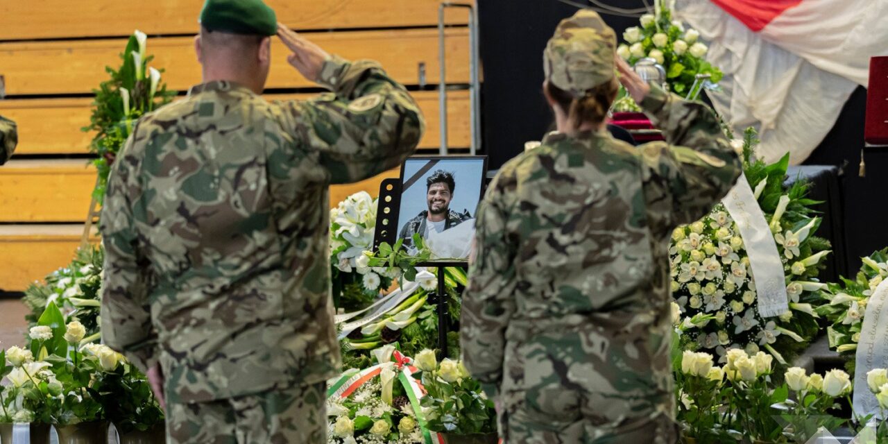 „Tragédia neked, a családodnak, gyermekeidnek, az ejtőernyős katonatársadalomnak” – eltemették Gál Szabolcs főtörzsőrmestert, akit egy gyakorlaton ért súlyos baleset