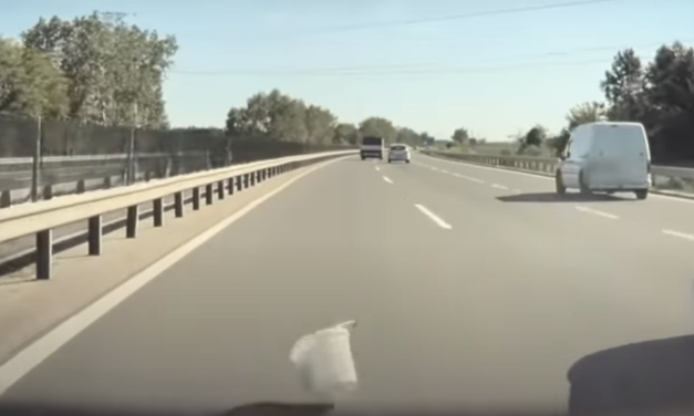 Egy trehányul felrakott vödör csinált nagy bajt az M2-esen, a Tesla vezetője biztosan nem boldog