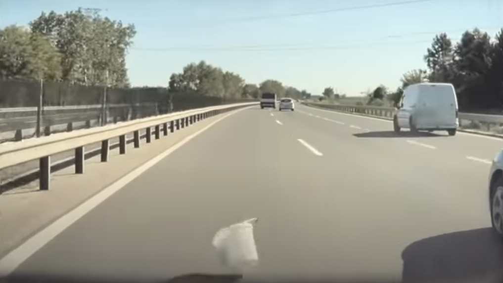Egy trehányul felrakott vödör csinált nagy bajt az M2-esen, a Tesla vezetője biztosan nem boldog