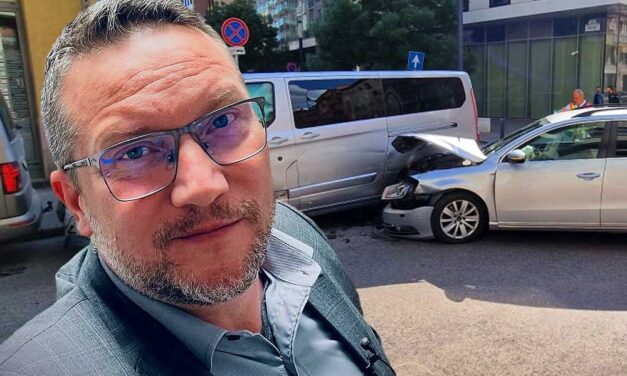 Karambolozott a Nagykovácsiban élő Ujhelyi István EP-képviselő mikrobusza, nagy volt a rohanás a reptér felé