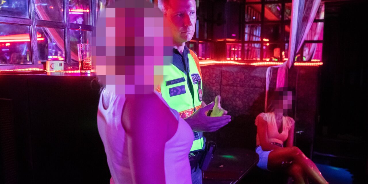 Budapest belvárosában razziáztak a zsaruk: szórakozóhelyeket ellenőriztek, több száz embert igazoltattak, volt, akit elő is állítottak – videó