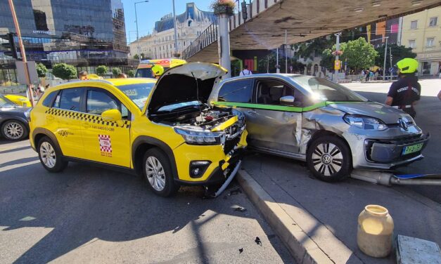 Két egyedi autó ütközött a Nyugati pályaudvarnál, egyik sem örült a karambolnak