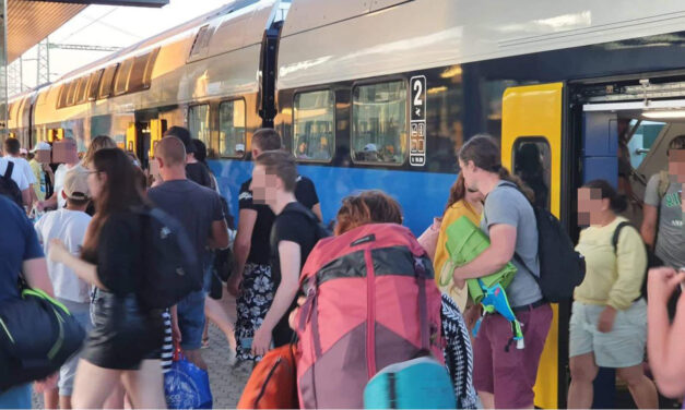 Káosz a Kelenföldi pályaudvaron, minden irányból késnek a vonatok