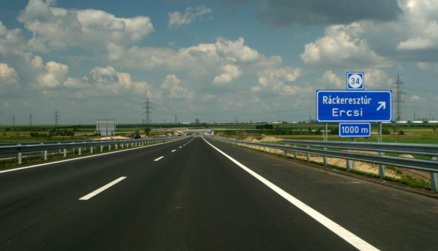 Ma már szinte mindegyik autópályán történt baleset, most Ercsinél nagy a baj