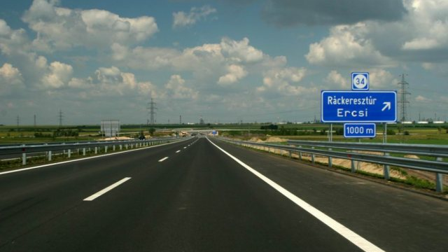 Ma már szinte mindegyik autópályán történt baleset, most Ercsinél nagy a baj