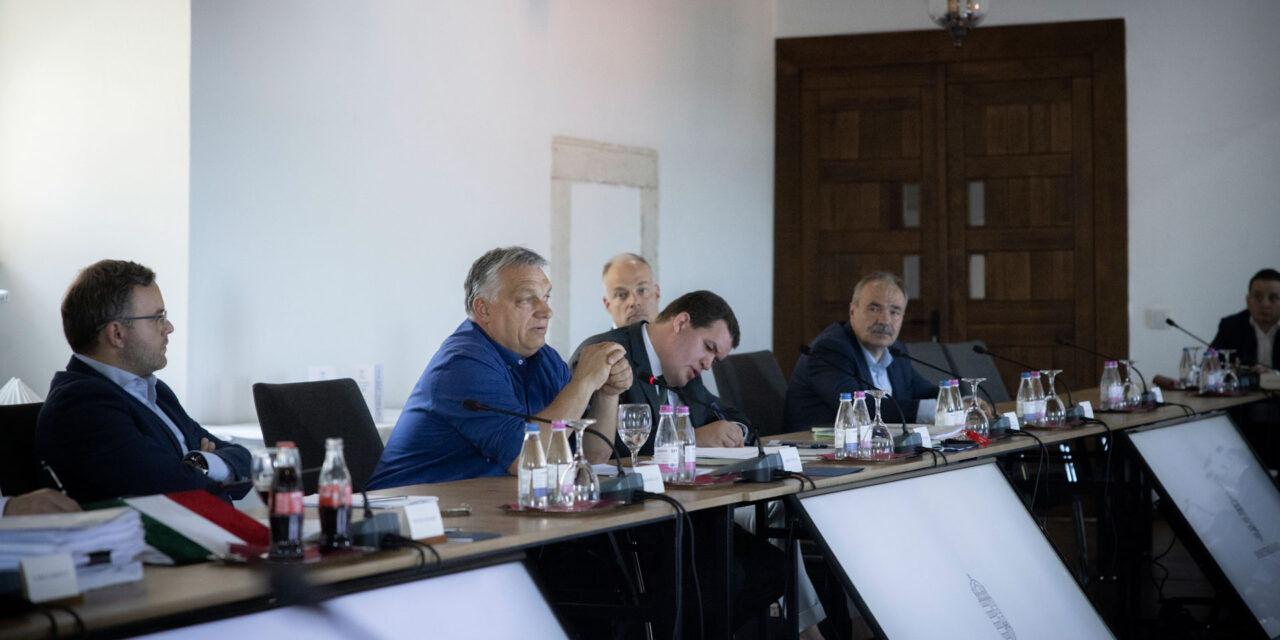 Durva összegek a különadóknál, itt van, hogy mennyit kell fizessél, miközben a kormány Brüsszelt hibáztatja
