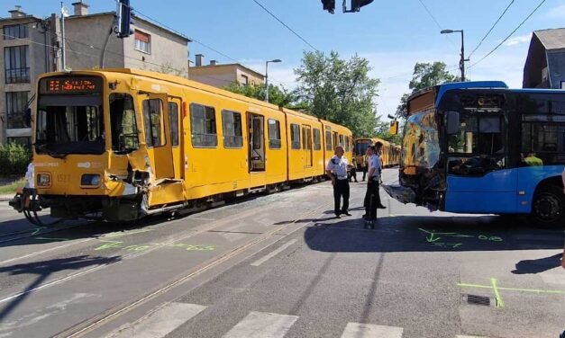 Villamosba rohant a BKK-busz, több utast is kórházba vittek, a sofőrt rohammentő vitte el a helyszínről – Fotók