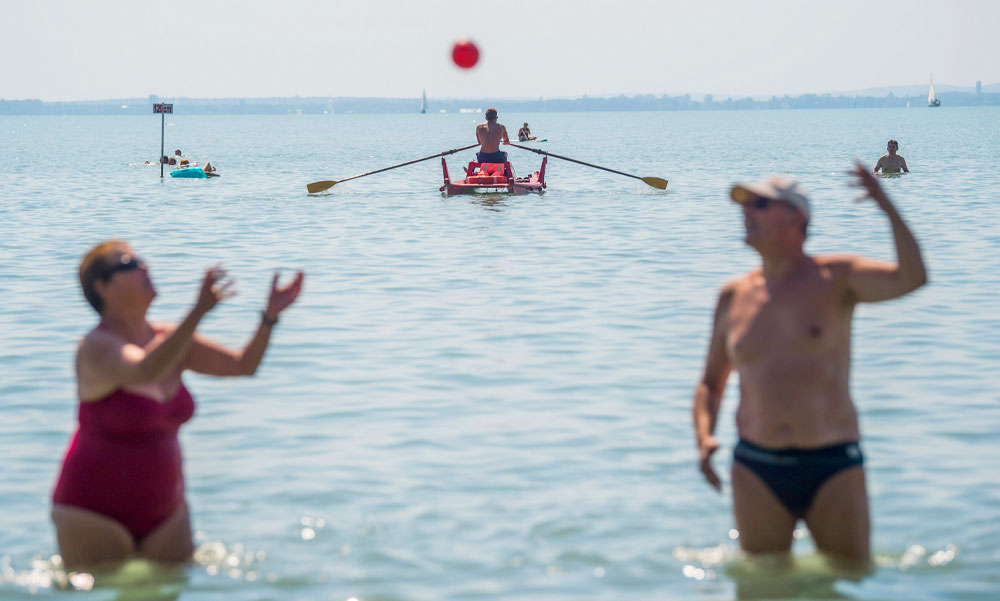 Brutális árak a Balatonnál: egymillió forint feletti apartmanokat kínálnak egy hétre és egyes strandokon 30 ezernél drágábban jön ki egy nap egy négytagú család számára