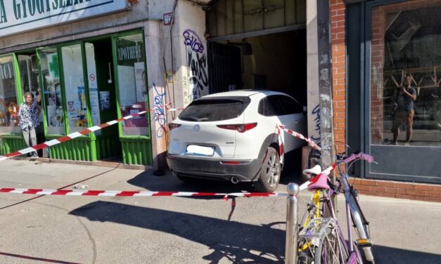 Autó alá került egy hajléktalan férfi a Rákóczi úton – helyszíni fotók