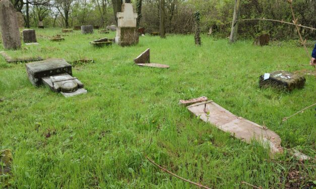 Két kamasz rongálta meg a budakeszi zsidótemető sírjait, a fiúk egy kincskereső játék miatt mentek a sírkertbe, mivel nem találtak kincset, dühükben szétverték a nyughelyeket