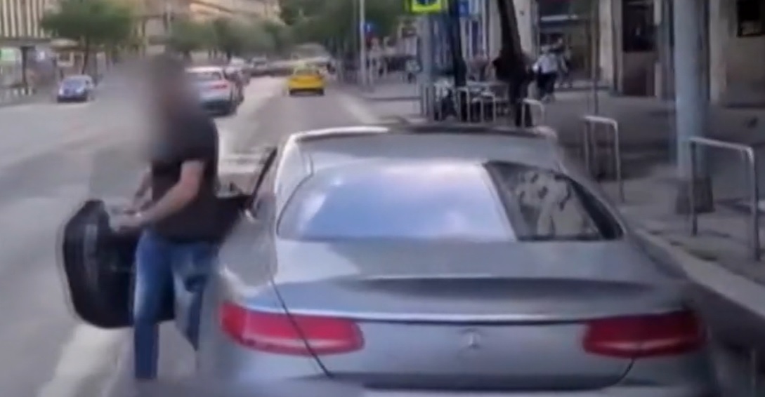 Döbbenetes jelenetek Budapesten: vizes palackkal dobta meg a buszt a magából kikelt, agresszív férfi – videó