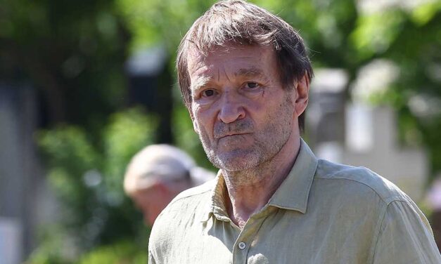 „Fel kell vállalni, amikor végig kell menni a kórházi folyosón, minden csővel” –  5 év alatt kilenceszer műtötték meg a rákbeteg Cserhalmi Györgyöt