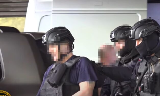 A TEK visszavitte a helyszínre a dunaszerdahelyi mészárlás gyanúsítottját – videó