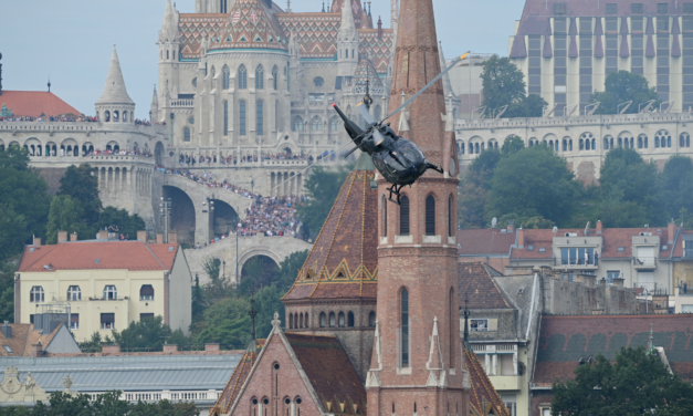 Nagy zaj, hajók elől lezárt Duna – Ellepik Budapest egét a honvédség repülőgépei