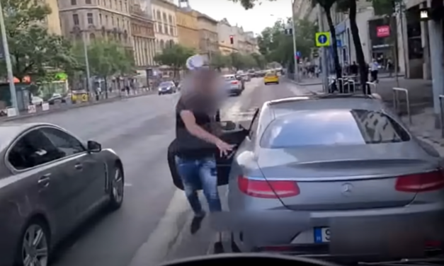 Rádudált a busz, őrjöngeni kezdett a luxusautó sofőrje, még egy flakon is elrepült