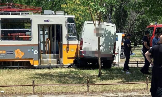 15 méteren át tolta maga előtt a pénzszállítót a villamos – fotók a helyszínről