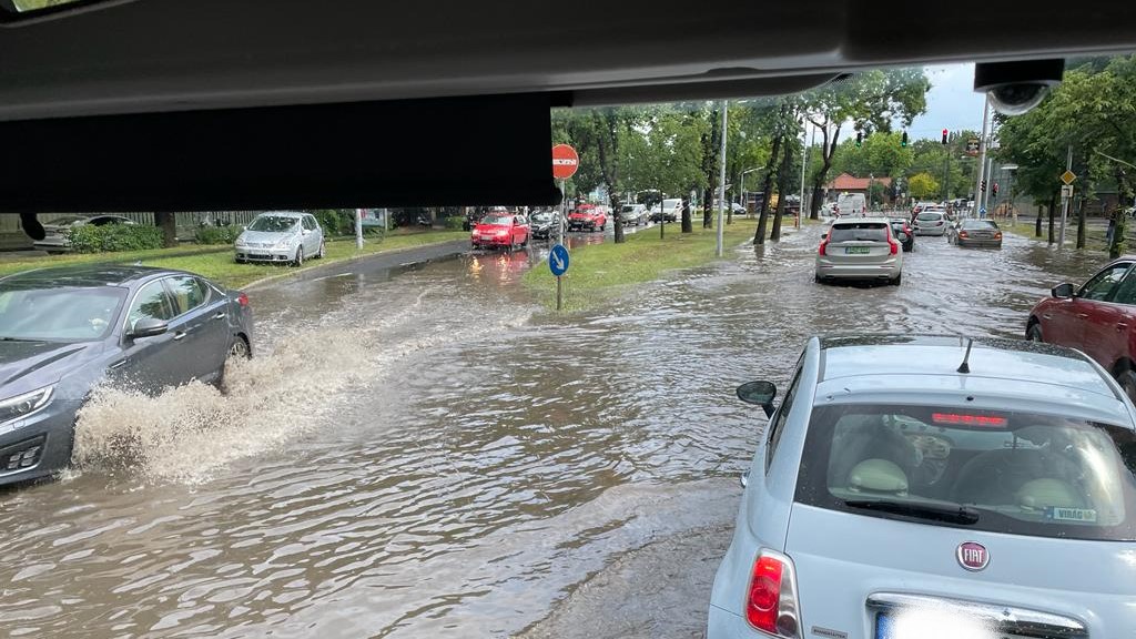 Így tombolt a vihar Budapesten, sorra jönnek a kárjelentések, félelmetes fotók és videók