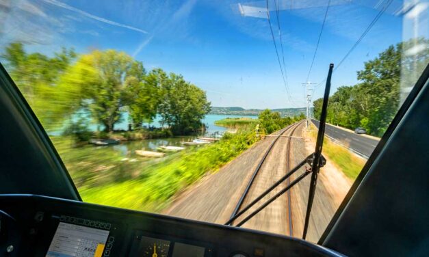 Szombattól jön a balatoni főszezoni menetrend, júliustól naponta lesz emeletes vonat Szob felől a déli partra