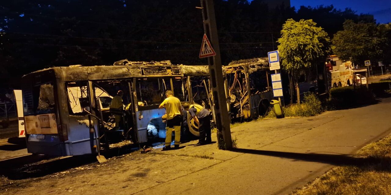 Megszólalt Karácsony Gergely a hajnalban kiégett buszról: „Félelmetes látvány” – Videón a katasztrófa pillanatai