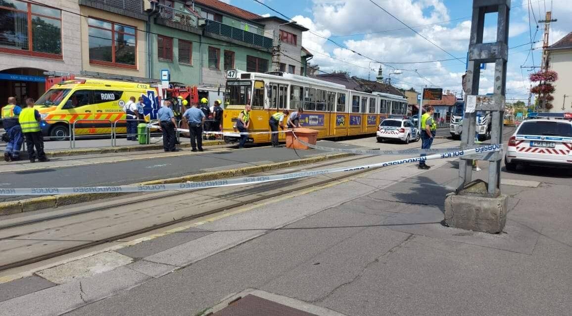 Villamos gázolt halálra egy idős nénit a 22. kerületben – Fotók a helyszínről