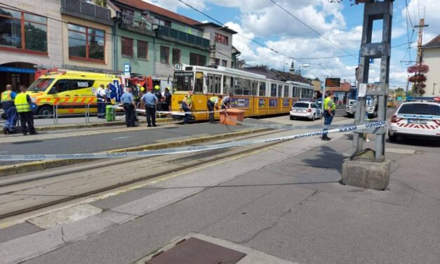 Villamos gázolt halálra egy idős nénit a 22. kerületben – Fotók a helyszínről
