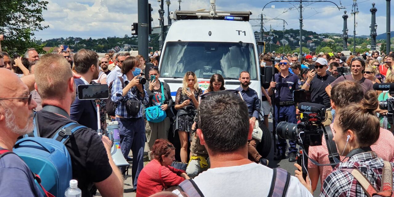 „Az egyik rendőrt kétszer fejberúgta, a másiknak az egyenruháját rángatta” – Elkészült a KATA-tüntetés rendőrségi mérlege