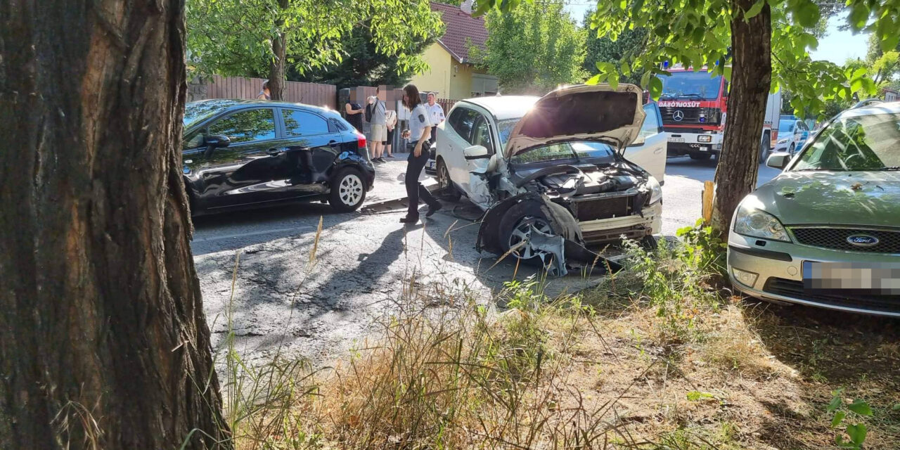 Három autó rohant egymásba Csepelen – Fának csapódott egy Volvo és miután visszapattant két másik kocsit is letarolt – Fotók a helyszínről