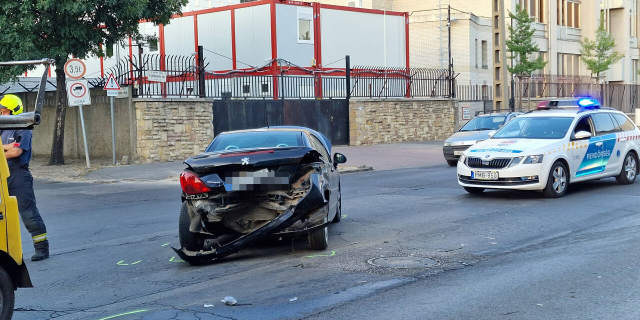 Fékezés nélkül hajtott bele a Peugeot hátuljába a Hyundai a 10. kerületben – fotók a helyszínről