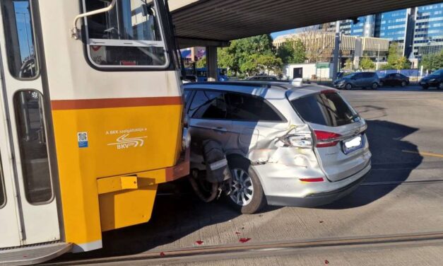 Nem vette észre a villamost – Villamos és egy Ford ütközött a Göncz Árpád városközpontnál – helyszíni fotók