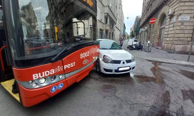Troli és személyautó ütközött – Kórházba szállították a troli egyik utasát – helyszíni fotók