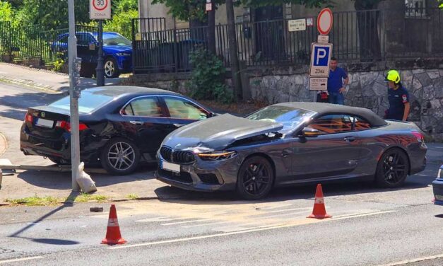 Csúnyán elintézte a szép új BMW-t egy Honda, a 30 milliós luxusautó tulajdonosa nem örült a látványnak