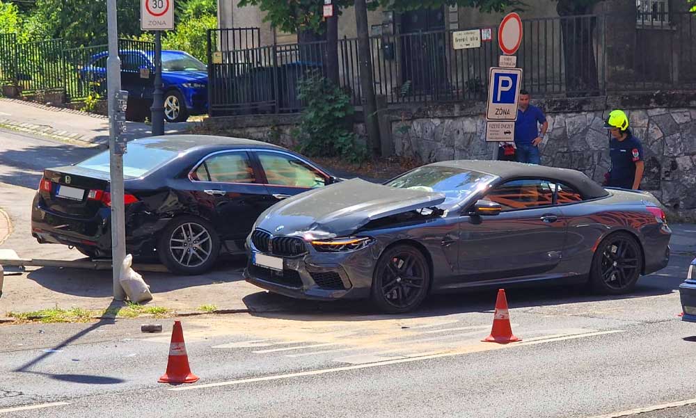 Csúnyán elintézte a szép új BMW-t egy Honda, a 30 milliós luxusautó tulajdonosa nem örült a látványnak