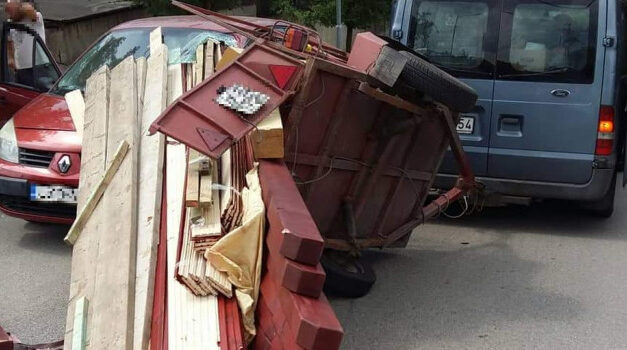 Veszélyes útszakasz Solymáron: Túlsúlyos rakományról lehulló gerendák temettek be egy autót, néhány óra múlva ugyanitt egy kamaszfiú szenvedett súlyos balesetet