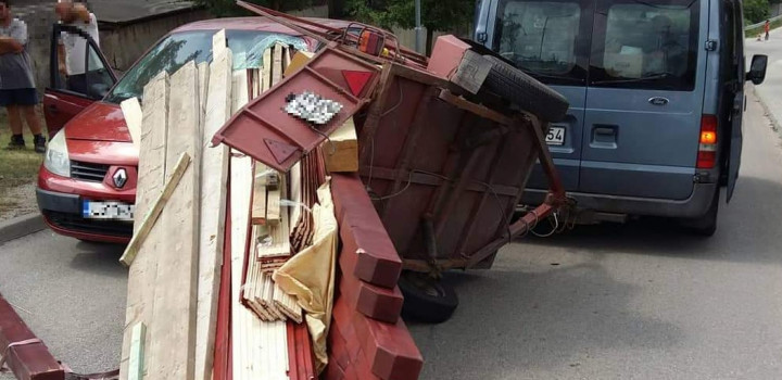 Veszélyes útszakasz Solymáron: Túlsúlyos rakományról lehulló gerendák temettek be egy autót, néhány óra múlva ugyanitt egy kamaszfiú szenvedett súlyos balesetet