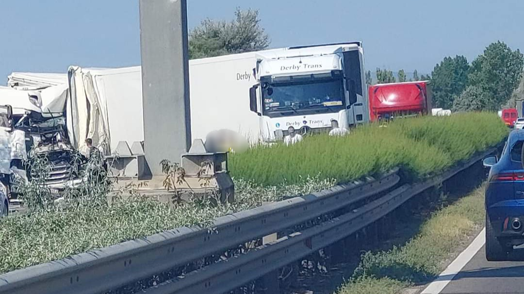 MEGHALT a sofőr, kilátátalanul hosszú dugó az M1-esen, két kamion ütközött Zsámbéknál, Tatabányáig áll a sor
