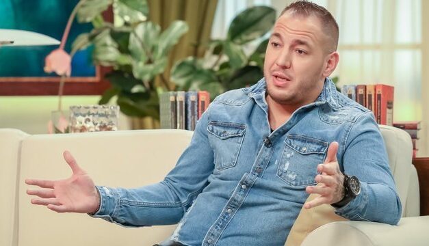 Köntösben, mezítláb, az ajtó előtt hagyta Curtis beteg, mozgássérült édesanyját a betegszállító: a rapper nagyon ki van akadva