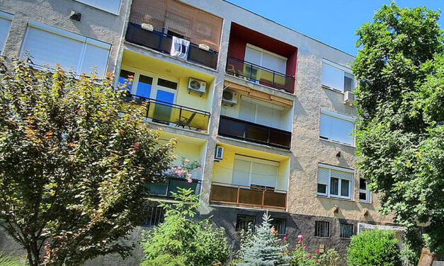 „A boltban voltam dinnyéjért” – mondta a családanya, miután egyedül hagyta 4 éves gyermekét a lakásban, kicsi a 3. emeleti erkély korlátján lógott