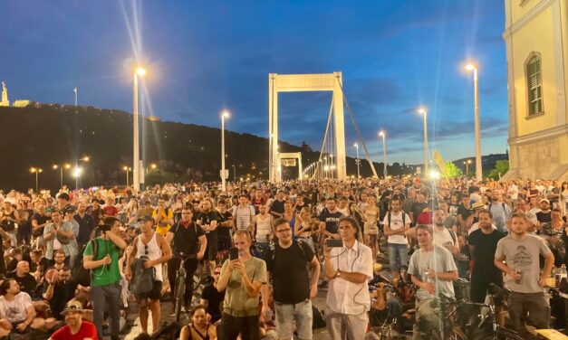 Ismét lezárták az Erzsébet hidat a kata ellen tüntetők, a BKK járatai terelve közlekednek