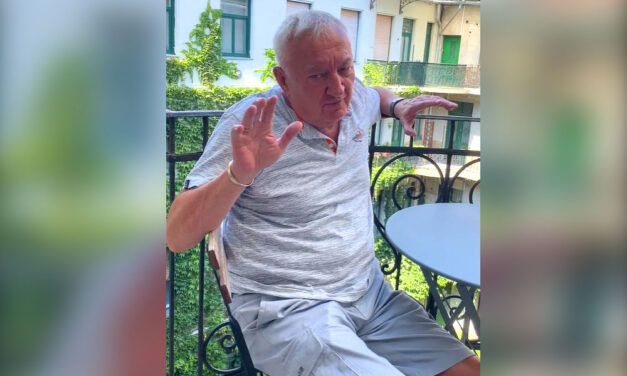 „Eléggé be vagyok sza_va” – mondja Havas Henrik egy erkély peremén, ahol bejelentette, hogyan fogja szekírozni a politikusokat